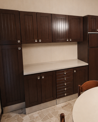 Cucina in legno massello con elettrodomestici