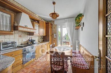 Villa di 260 m² con più di 5 locali e box auto a B