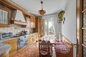 Villa di 260 m² con più di 5 locali e box auto a B
