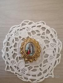 Vecchia spilla dorata in metallo Madonna Lourdes