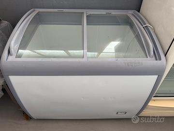 Freezer a pozzetto con vetrina