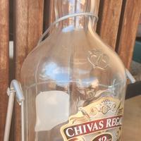 Una bottiglia vuota di Chivas Regal da 4,5 li