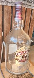 Una bottiglia vuota di Chivas Regal da 4,5 li