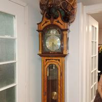 Orologio a pendolo da terra in legno intarsiato