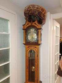 Orologio a pendolo da terra in legno intarsiato