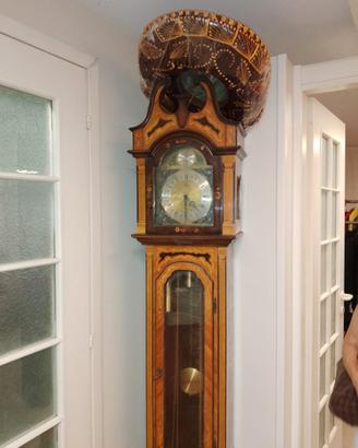 Orologio a pendolo da terra in legno intarsiato