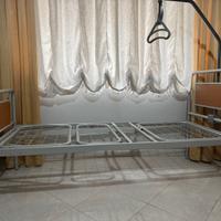 Letto con manovelle, anziani, difficoltà motorie