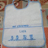 Bavaglia ricamata a mano