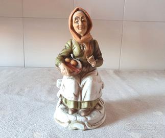 Statuina Capodimonte in porcellana biscuit Anziana