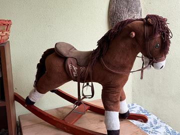 Cavallo in legno a dondolo