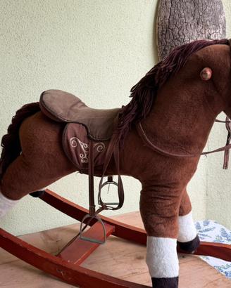 Cavallo in legno a dondolo