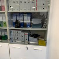 Armadio con vetro porta documenti