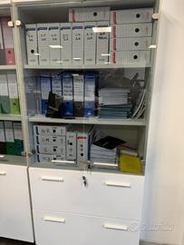 Armadio con vetro porta documenti