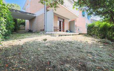 AMPIO TRILOCALE CON GIARDINO E POSTO AUTO