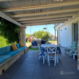 3 app.ti in villa con piscina