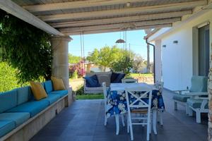 3 app.ti in villa con piscina