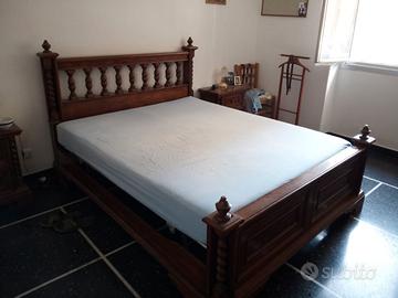 Letto matrimoniale con comodini