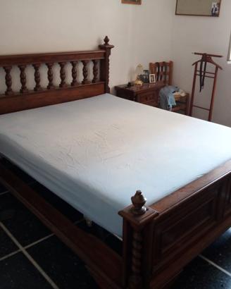 Letto matrimoniale con comodini