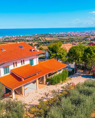 Villa con piscina (max 14 persone) 5min dal mare