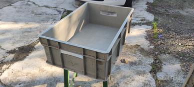 cassetta plastica grigia 