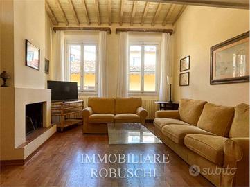 Appartamento di 140 m² con più di 5 locali a Firen