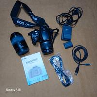 macchina fotografica digitale con accessori 