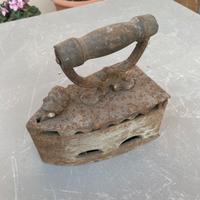 ferro da stiro in ghisa a carbone