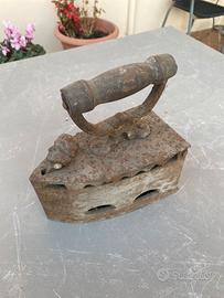 ferro da stiro in ghisa a carbone