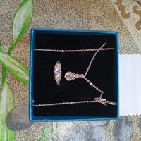 Collana con ciondolo e anello in argento con pietr