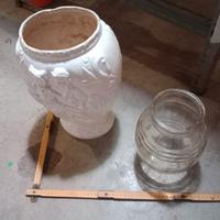 vaso in ceramica bianca con dettagli in