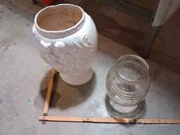 vaso in ceramica bianca con dettagli in