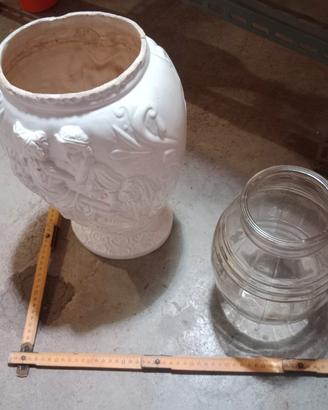 vaso in ceramica bianca con dettagli in