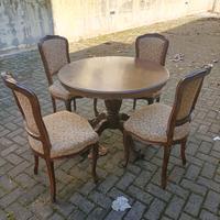 Tavolo tondo con sedie