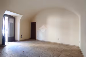 NEGOZIO A SANTA MARIA A VICO