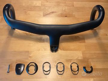 Manubrio Gravel integrato carbonio cavi interni