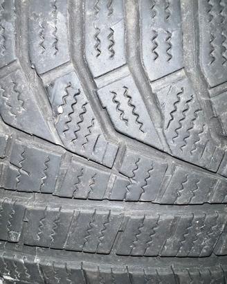 Quattro Pneumatici invernali 225/50 R18