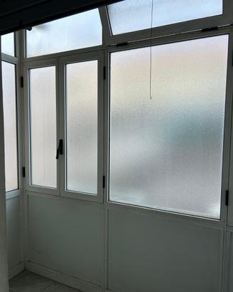 chiusura balcone con finestre in alluminio