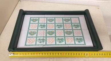 Vassoio in legno e piastrelle in ceramica