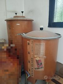 Due contenitori in vetroresina per alimenti