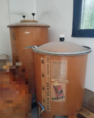 Due contenitori in vetroresina per alimenti