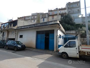 Via Canale, ampio garage per uso artigianale