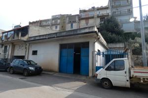 Via Canale, ampio garage per uso artigianale