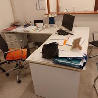 scrivania angolare per ufficio