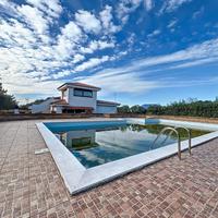 Villa con piscina vicino alla città