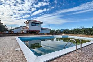 Villa con piscina vicino alla città