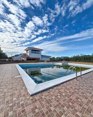 Villa con piscina vicino alla città