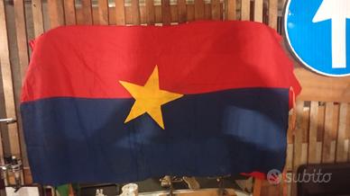 vecchia bandiera  vietnamita 1960ricanata a mano 