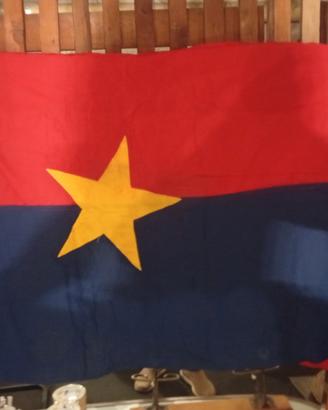 vecchia bandiera  vietnamita 1960ricanata a mano 