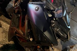 T max Tech 2023 incidentato 8900 km
