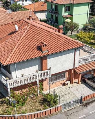 Villa di 329 m² con più di 5 locali e posto auto a